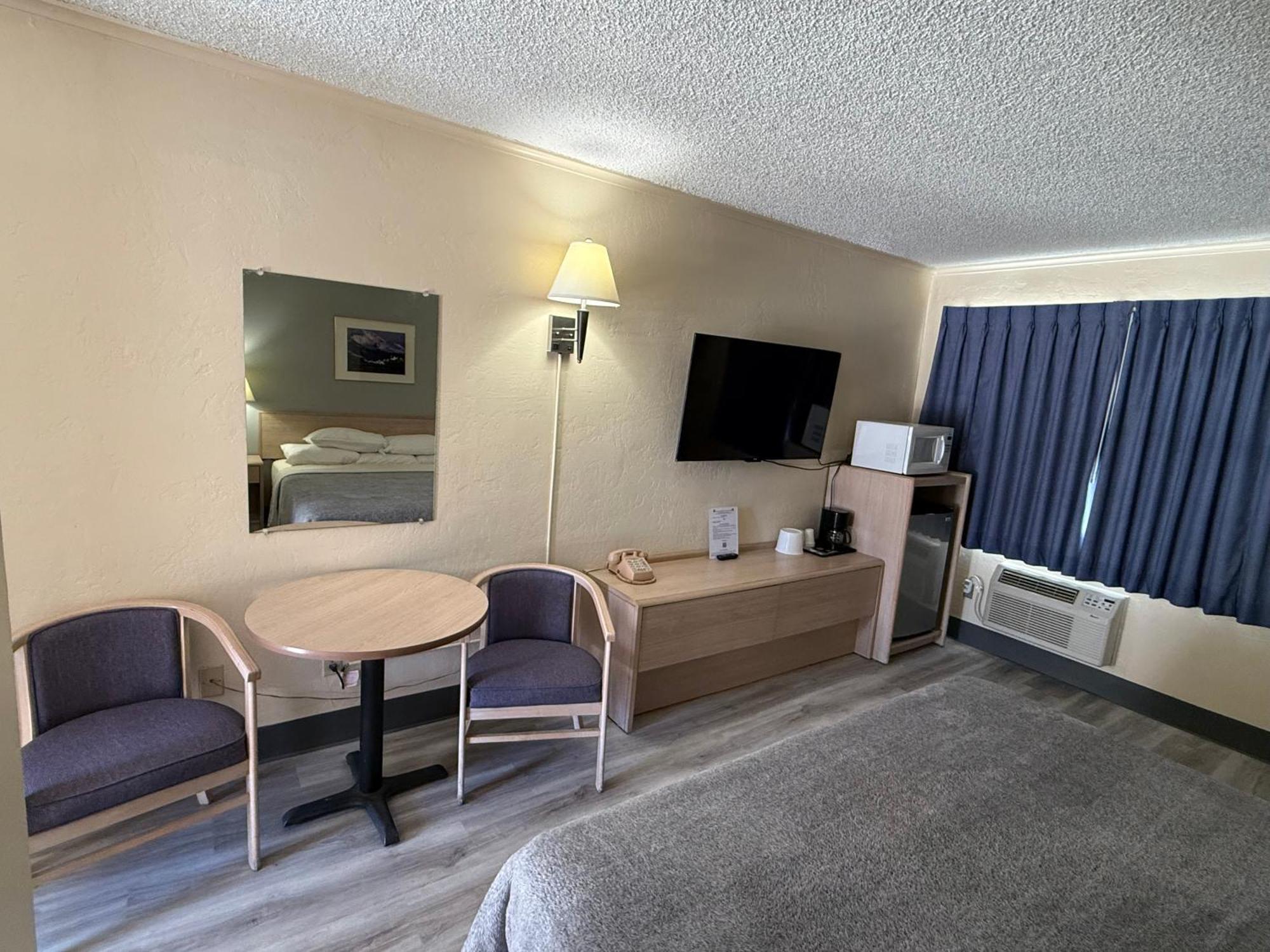 Pine Needles Inn Mount Shasta Buitenkant foto