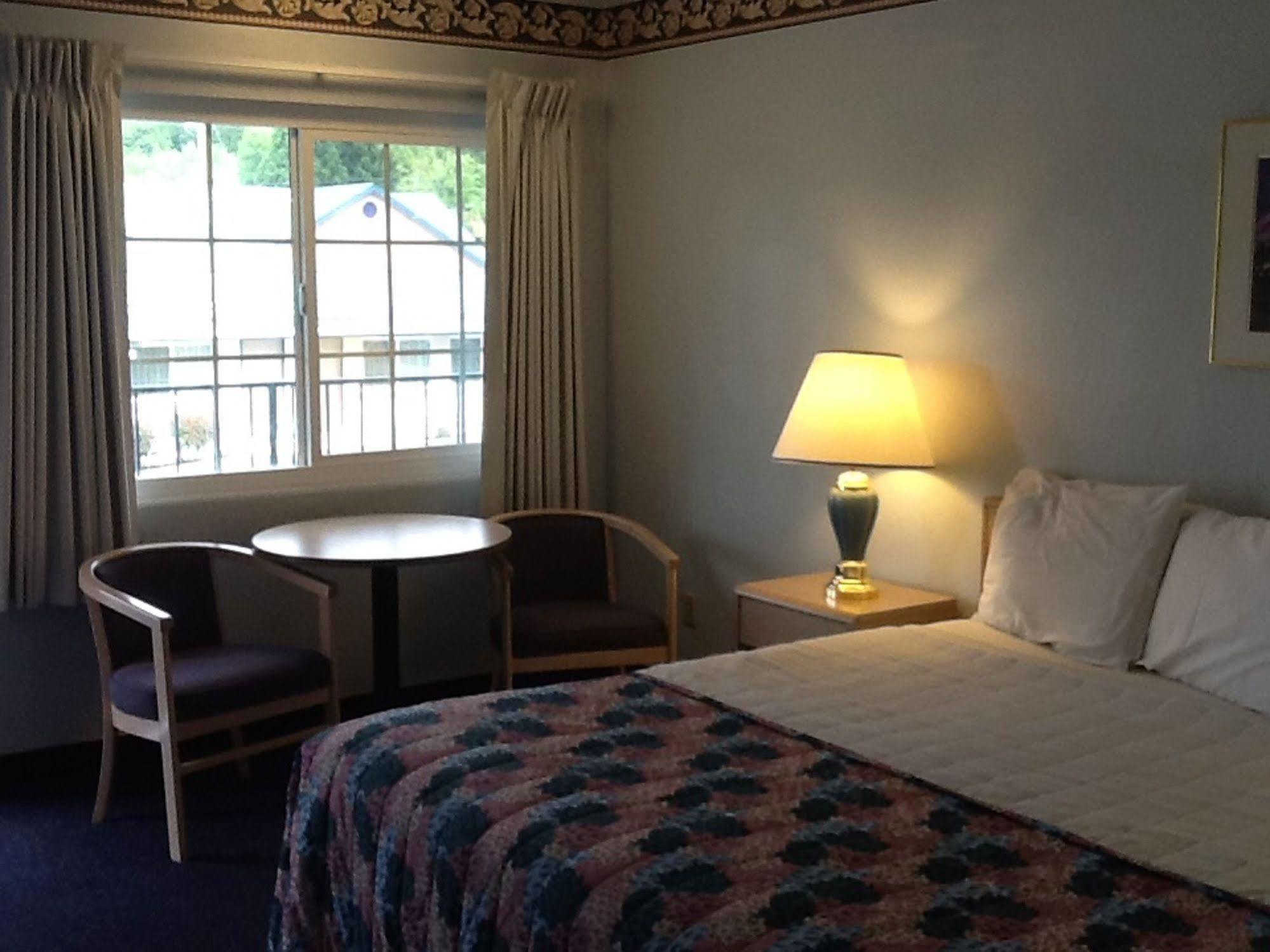 Pine Needles Inn Mount Shasta Buitenkant foto