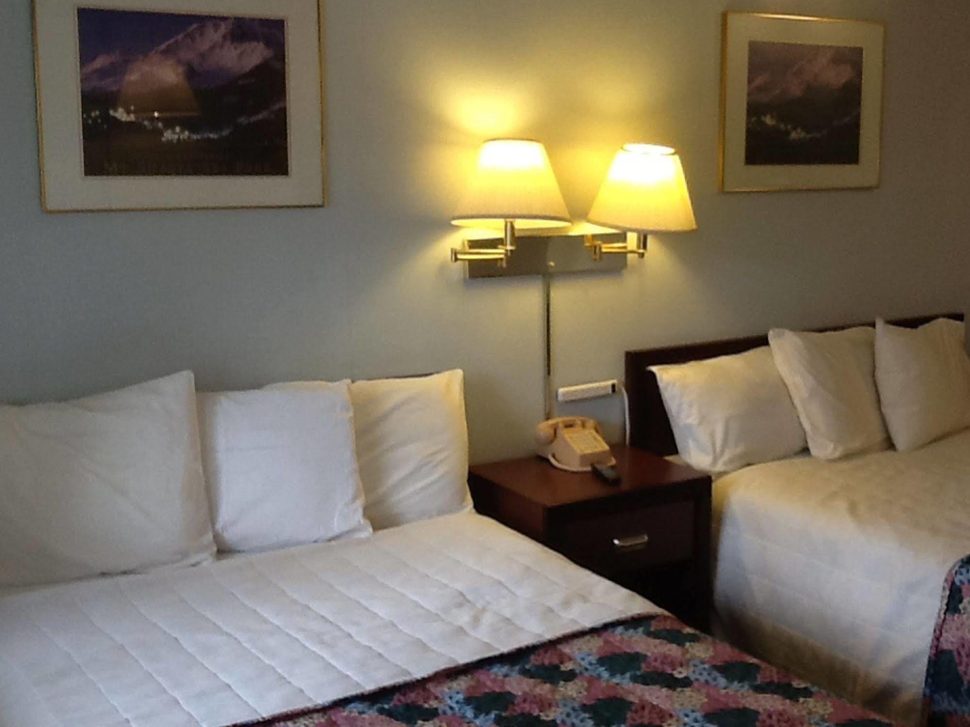 Pine Needles Inn Mount Shasta Buitenkant foto