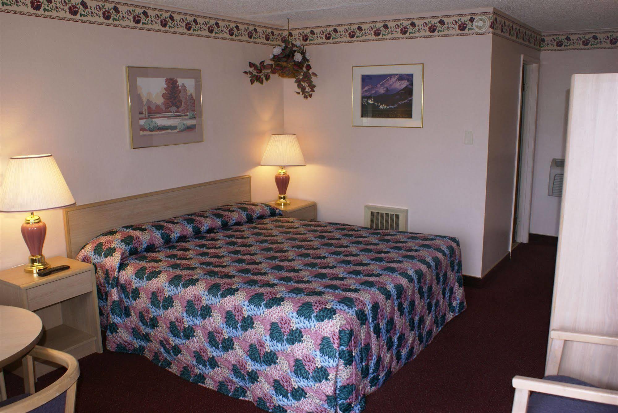 Pine Needles Inn Mount Shasta Buitenkant foto