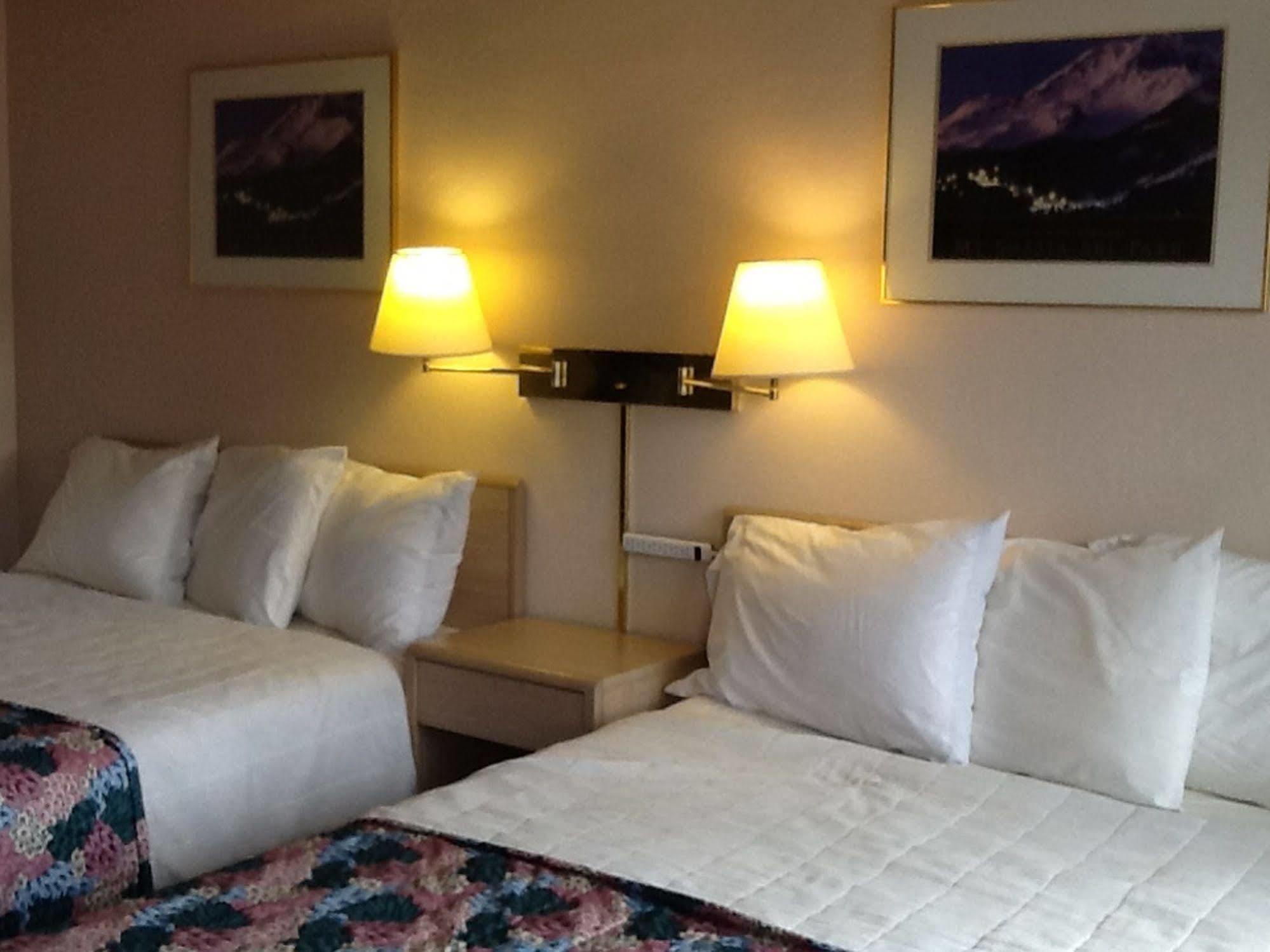 Pine Needles Inn Mount Shasta Buitenkant foto