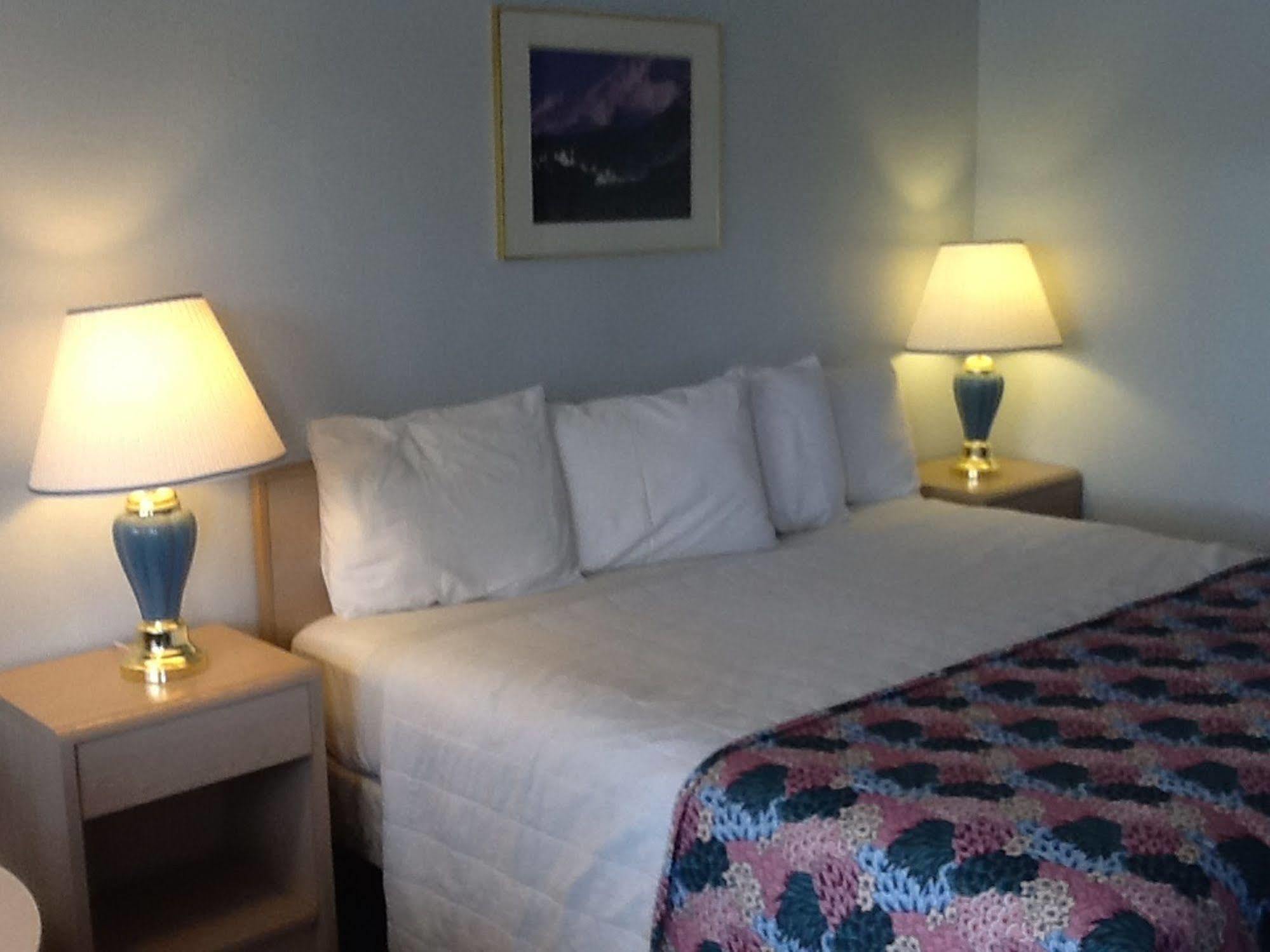 Pine Needles Inn Mount Shasta Buitenkant foto