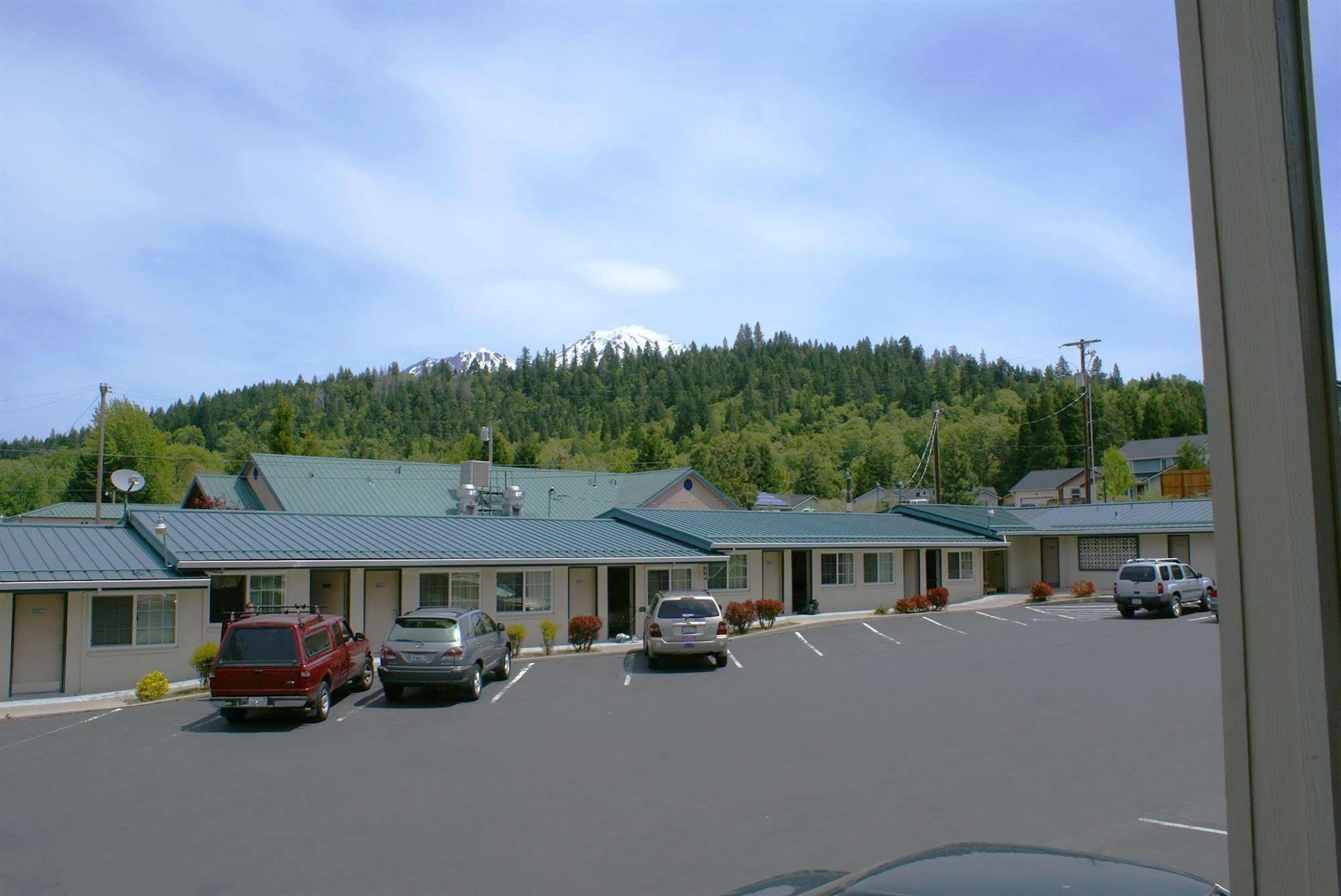 Pine Needles Inn Mount Shasta Buitenkant foto